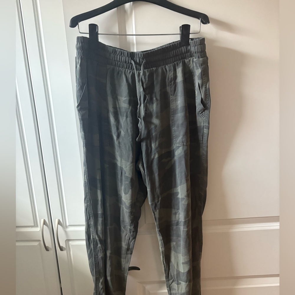 Splendid women’s Green Camouflage Cargo Pants